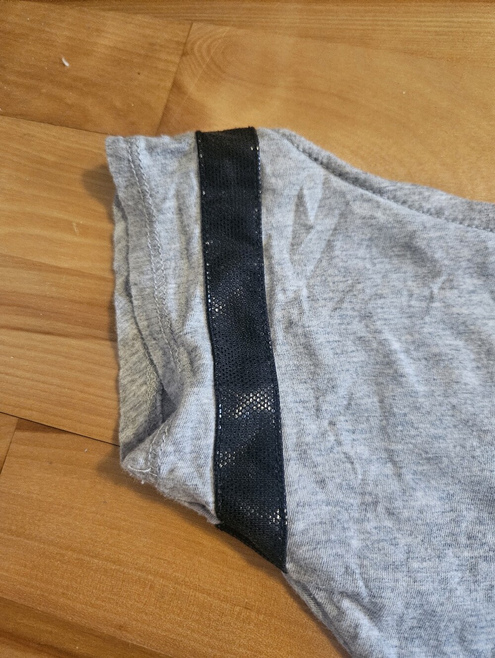 Guess Loose Fit Cold-Shoulder Cutouts Cropped T-Shirt Sequins Sparkle Size S - Picture 3 of 10